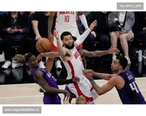 NBA老将如何整蛊新秀?大男人背粉书包,往车里塞满爆米花 NBA老将如何整蛊新秀?大男人背粉书包,往车里塞满爆米花
